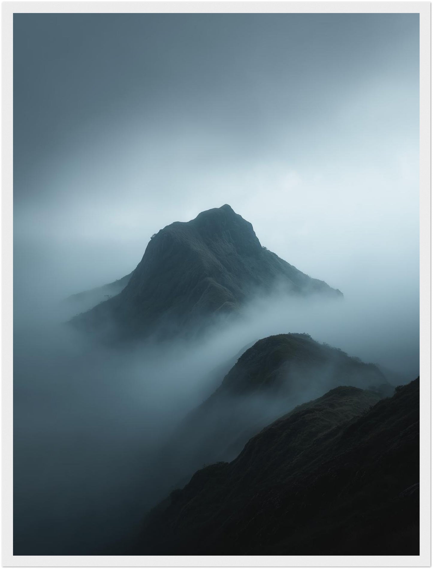 Nebliger Bergkamm im Morgenlicht Poster