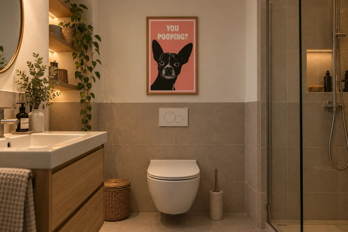 Bunte Bilderwand im Badezimmer: Poster mit Hund und Schriftzug You Pooping auf Rosa über dem Wand-WC