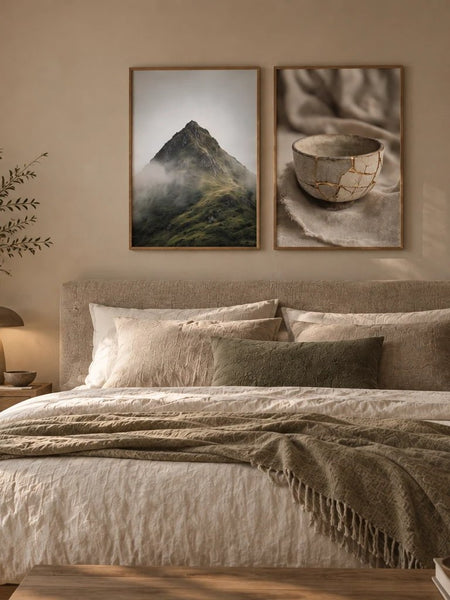 Ruhige Bilderwand im Schlafzimmer mit Berggipfel und Kintsugi-Schale über dem Bett