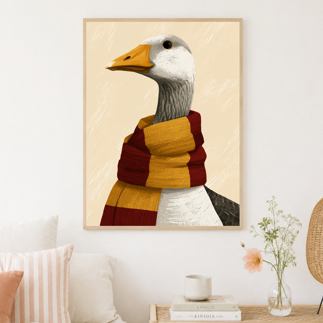 Gans im Hogwarts-Schal Poster – Holz natur Rahmen – Produktfoto