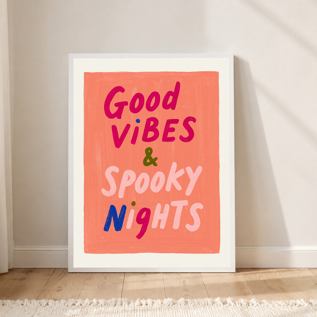 Gute Vibes Spooky Nights Poster – Weißer Rahmen – Produktfoto