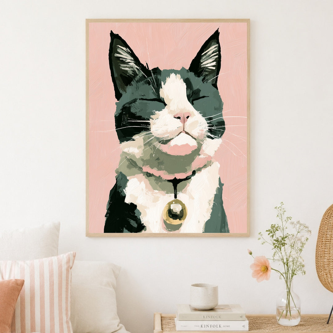 Zufriedene Katze mit Glöckchen Poster – Holz natur Rahmen – Produktfoto