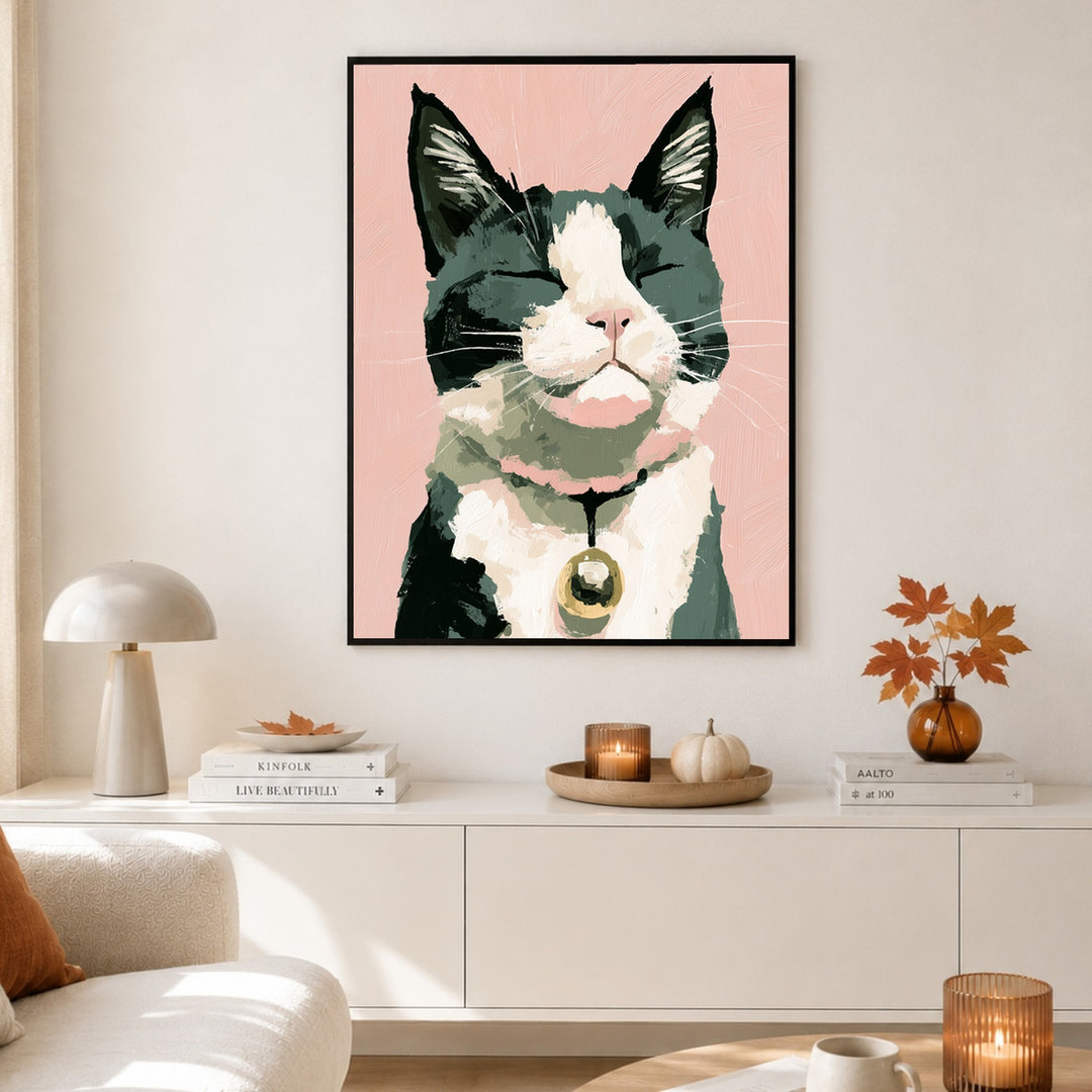 Zufriedene Katze mit Glöckchen Poster – Schwarzer Rahmen – Produktfoto