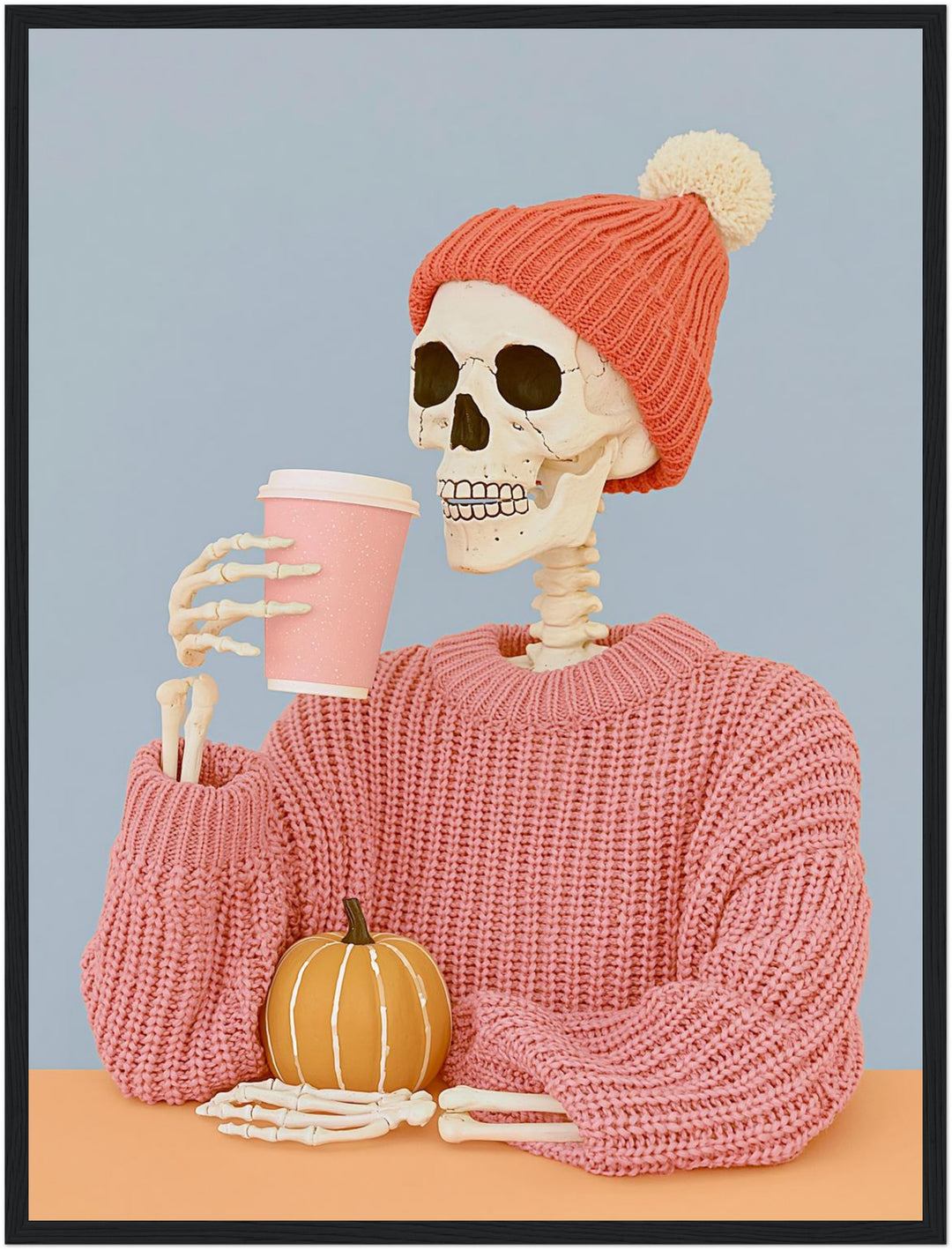 Skelett mit Herbst-Latte Poster – Schwarzer Rahmen – Produktfoto