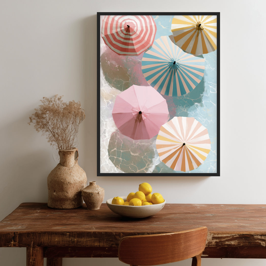 Sonnenschirme über Wasser Poster – Schwarzer Rahmen – Produktfoto