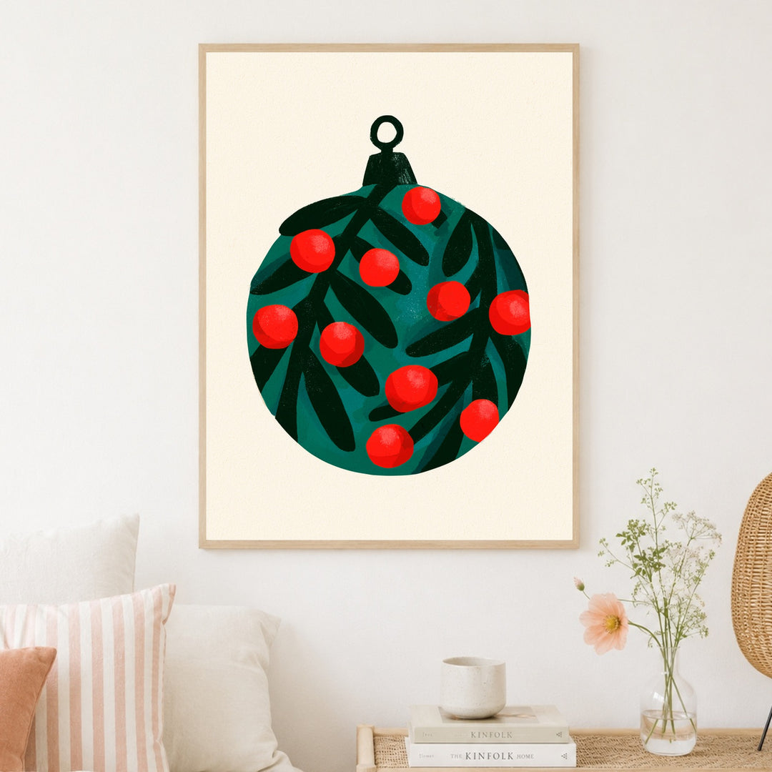 Weihnachtskugel mit Beeren Poster – Holz natur Rahmen – Produktfoto