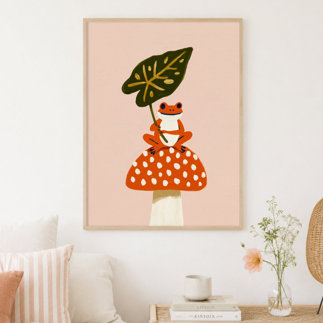 Frosch auf Fliegenpilz Poster – Holz natur Rahmen – Produktfoto