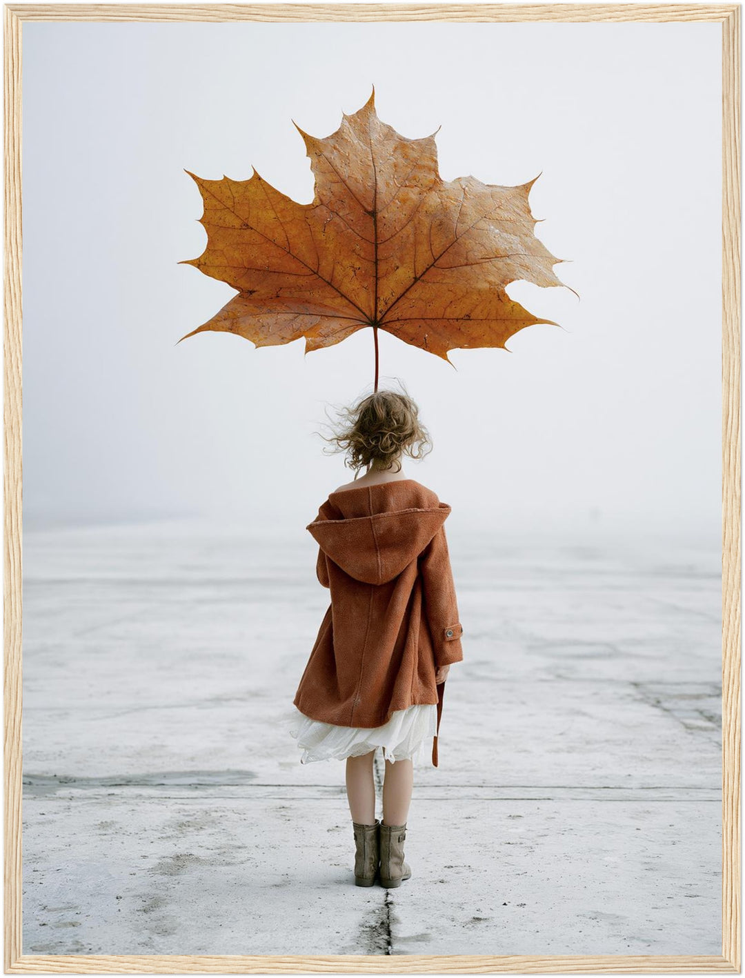 Mädchen mit Herbstblatt Poster – Holz natur Rahmen – Produktfoto