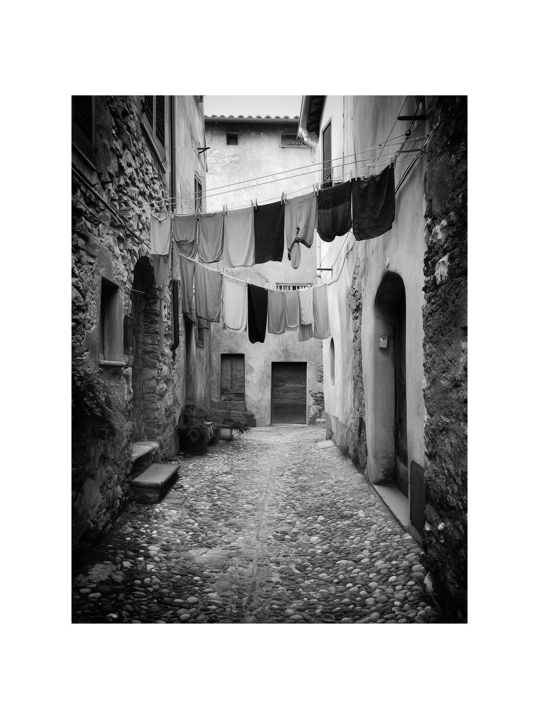 Italienische Gasse mit Wäsche schwarz weiß – Wandkunst