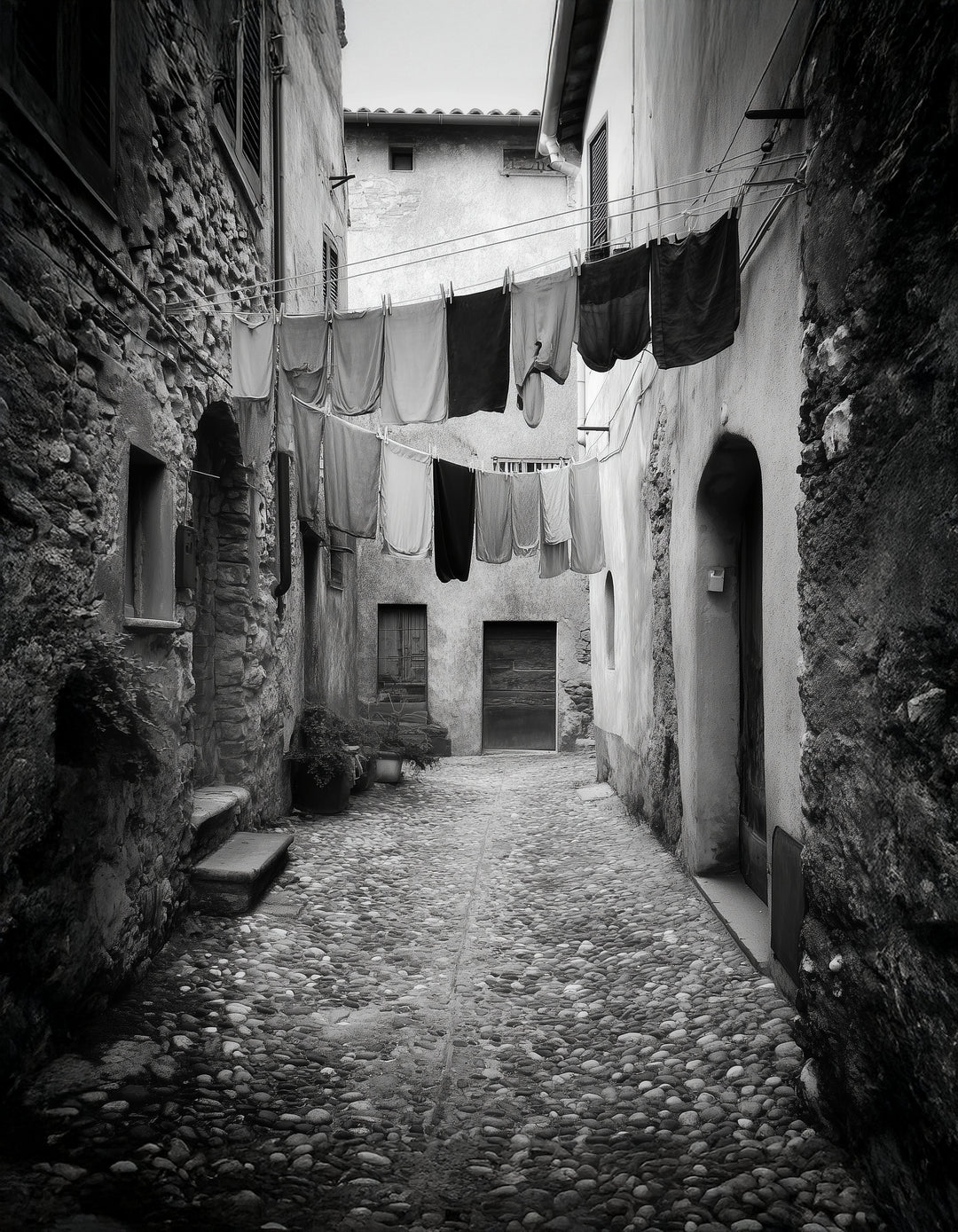 Italienische Gasse mit Wäsche schwarz weiß – Wandkunst