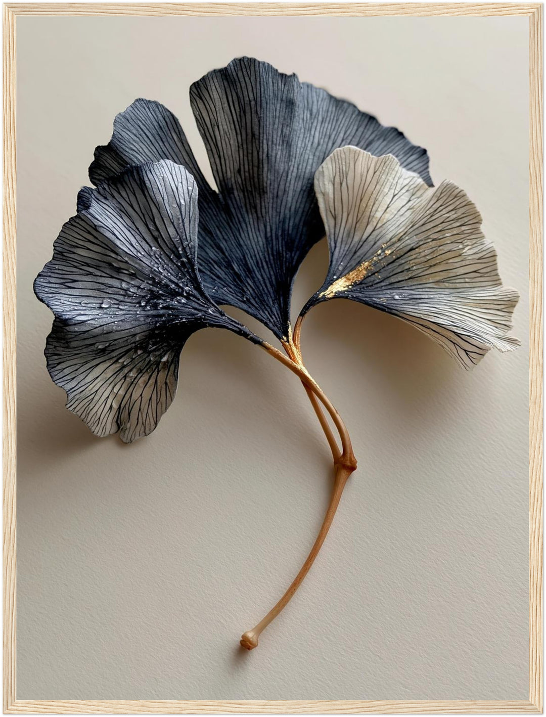 Ginkgo in Indigo und Gold Poster – Holz natur Rahmen – Produktfoto