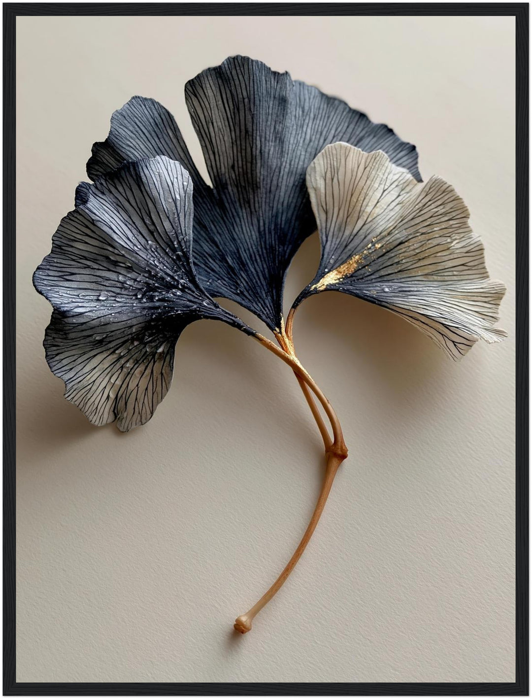 Ginkgo in Indigo und Gold Poster – Schwarzer Rahmen – Produktfoto