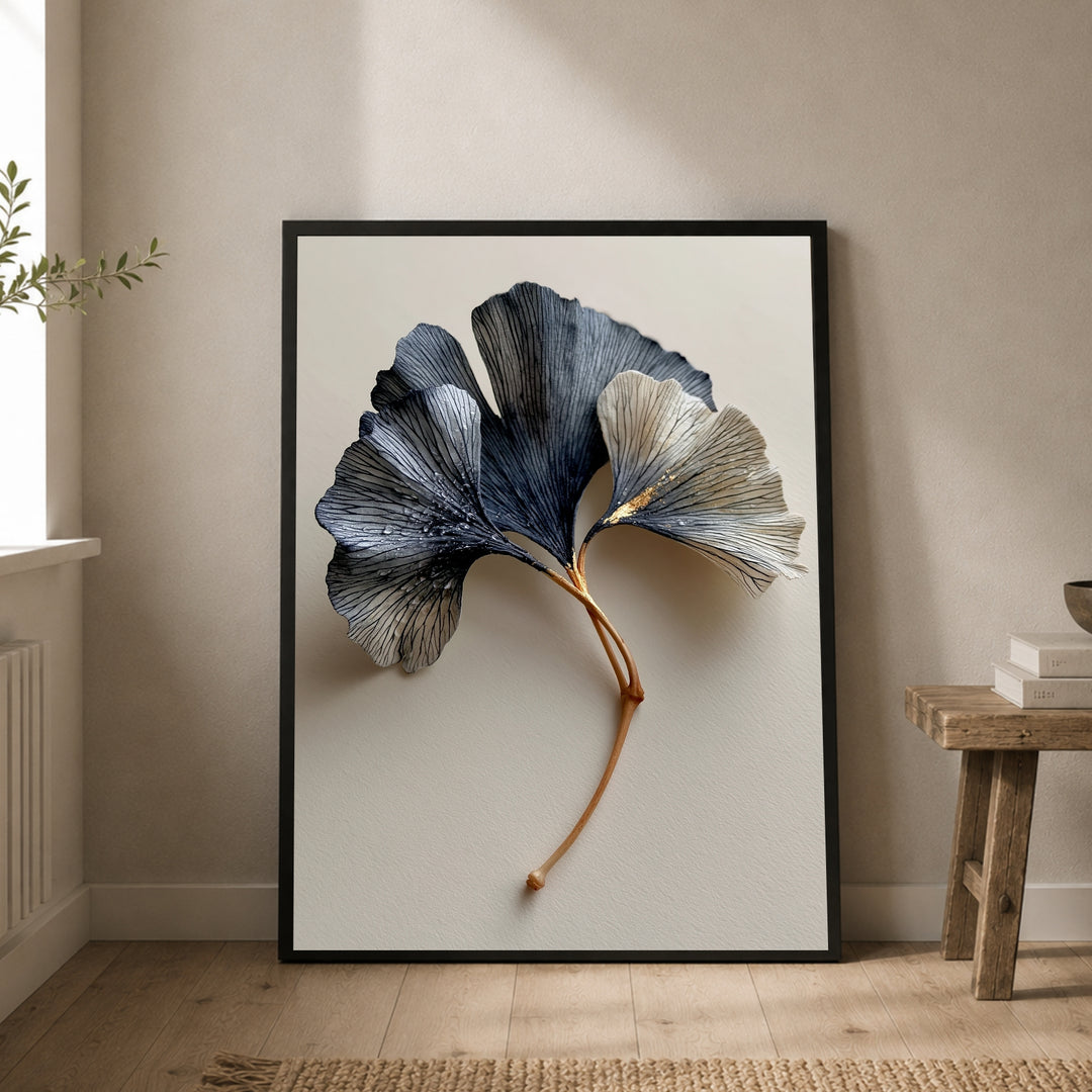 Ginkgo in Indigo und Gold Poster – Schwarzer Rahmen – Produktfoto