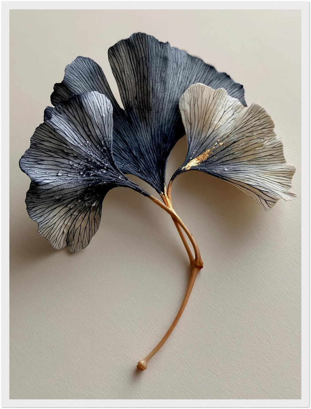 Ginkgo in Indigo und Gold Poster – Weißer Rahmen – Produktfoto
