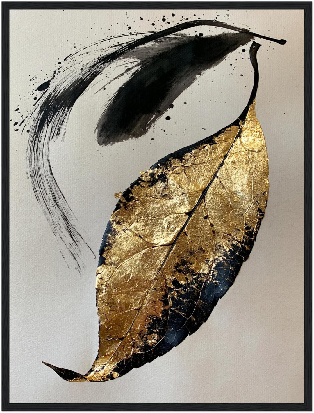 Goldenes Blatt im Tusche Poster – Schwarzer Rahmen – Produktfoto