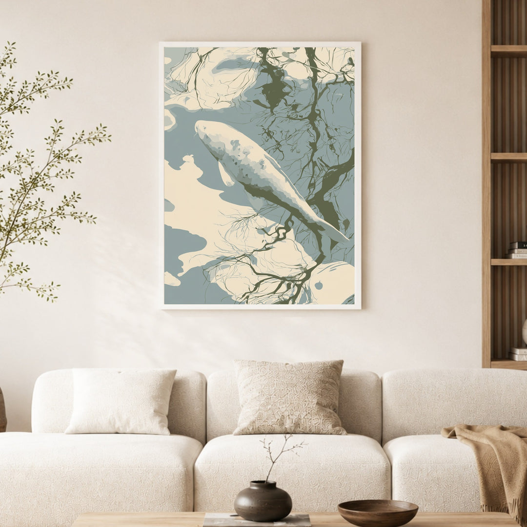 Weißer Koi im Spiegelbad Poster – Weißer Rahmen – Produktfoto