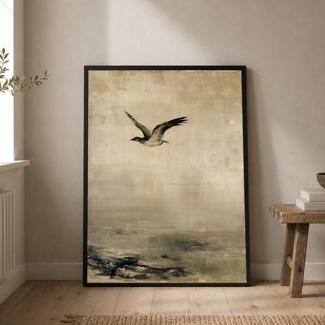 Möwe über stilles Wasser Poster – Schwarzer Rahmen – Produktfoto