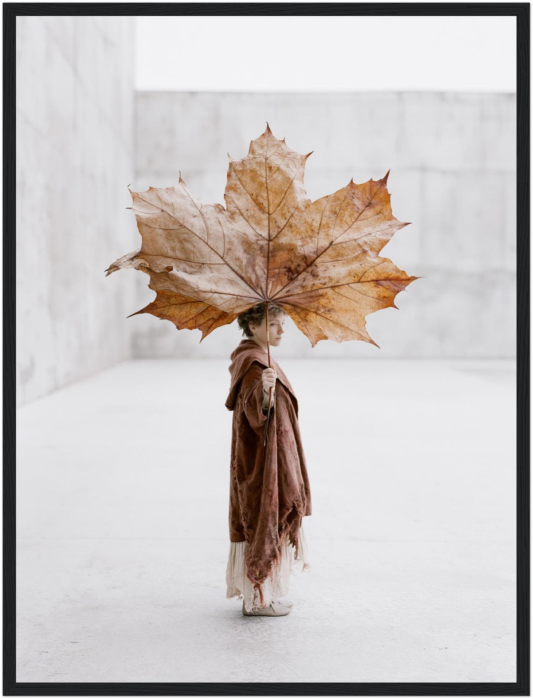 Kind mit Ahornblatt-Schirm Poster – Schwarzer Rahmen – Produktfoto