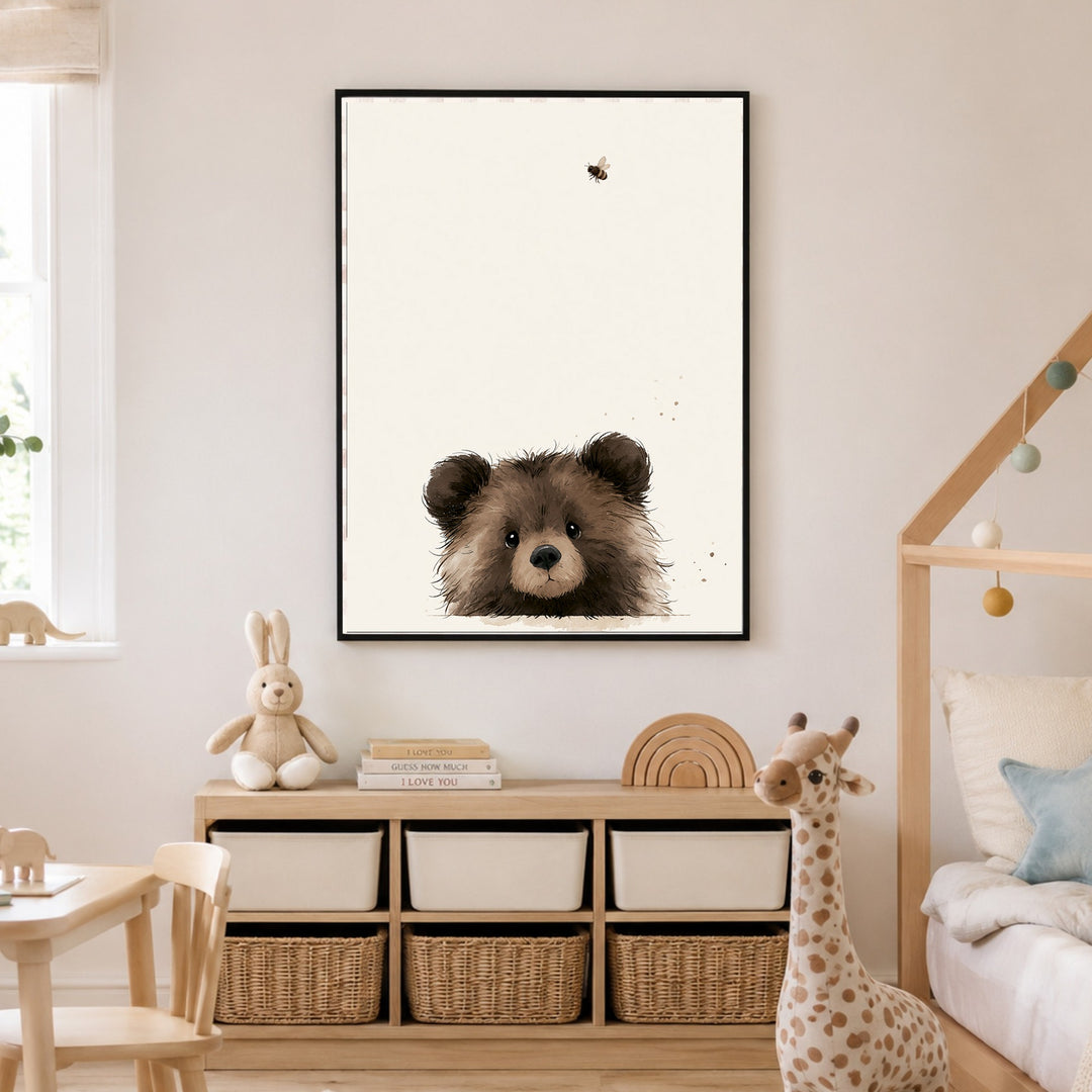 Bärchen und die Biene Poster – Schwarzer Rahmen – Produktfoto