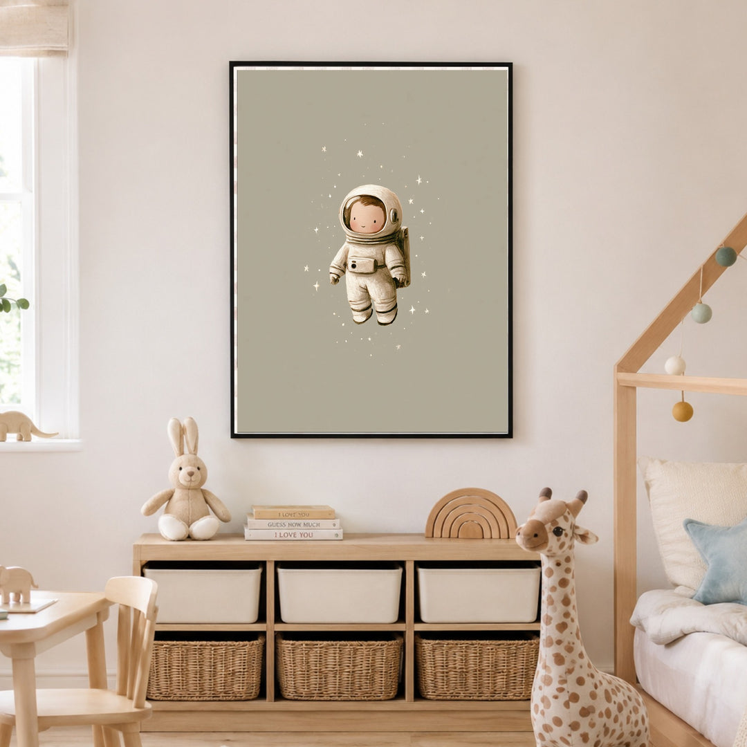 Kleiner Astronaut im Weltall Poster – Schwarzer Rahmen – Produktfoto