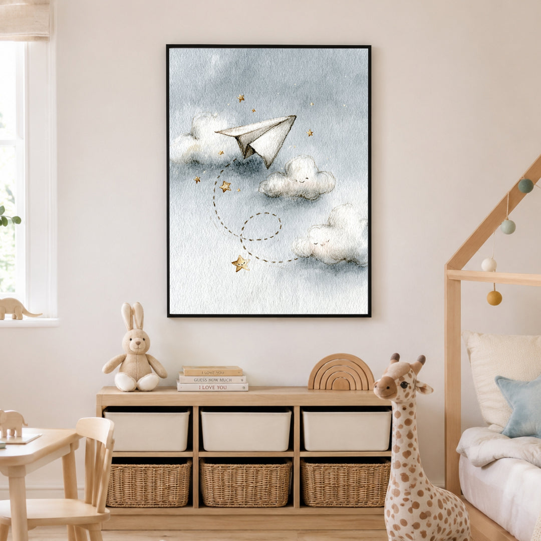 Papierflieger zwischen Wolken Poster – Schwarzer Rahmen – Produktfoto