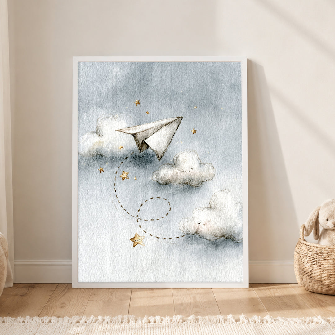 Papierflieger zwischen Wolken Poster – Weißer Rahmen – Produktfoto