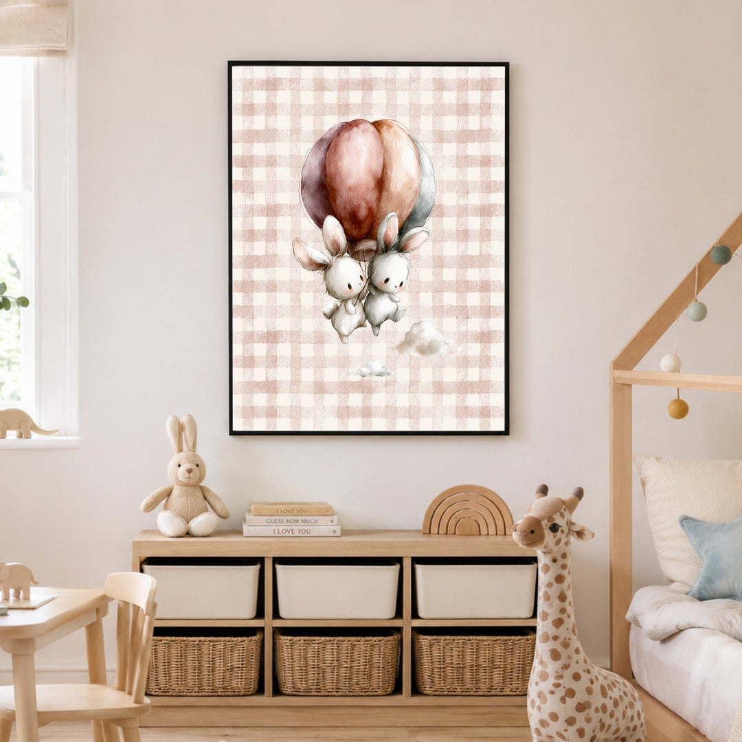 Häschen auf Ballonfahrt Poster – Schwarzer Rahmen – Produktfoto