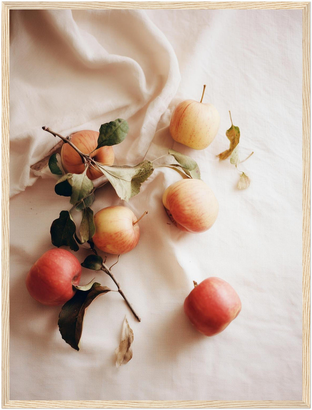 Äpfel auf weißem Leinen Poster – Holz natur Rahmen – Produktfoto