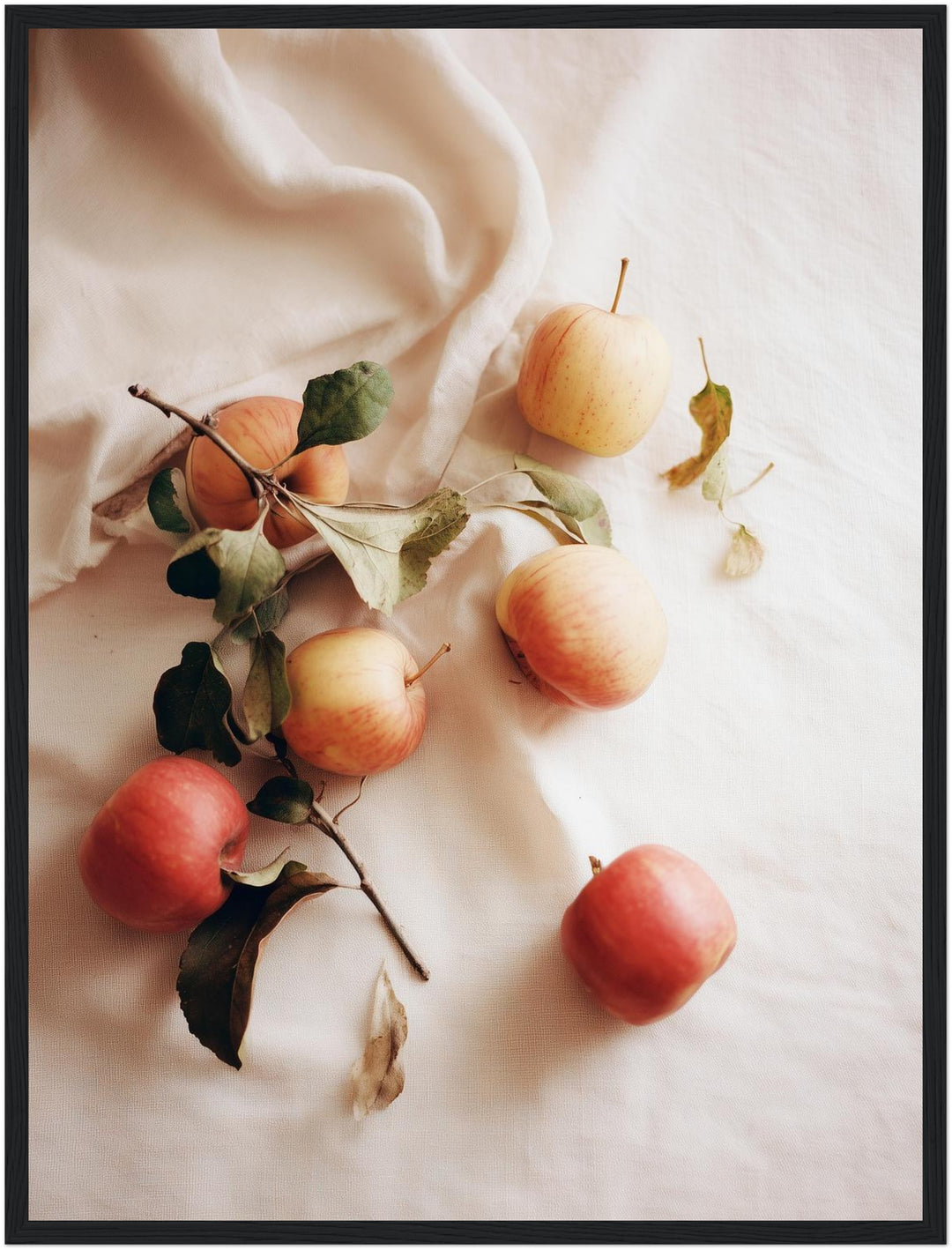 Äpfel auf weißem Leinen Poster – Schwarzer Rahmen – Produktfoto