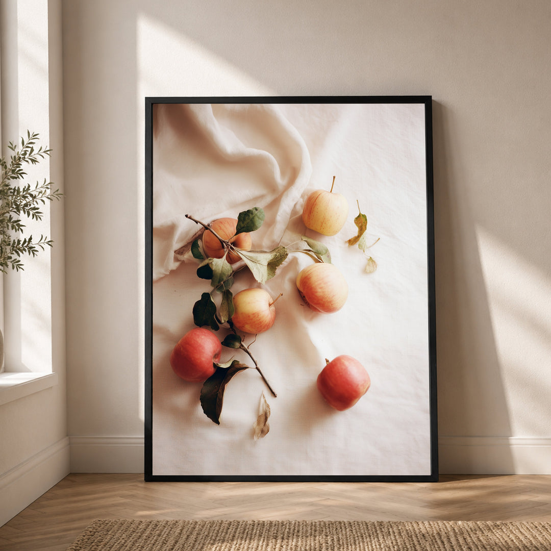 Äpfel auf weißem Leinen Poster – Schwarzer Rahmen – Produktfoto