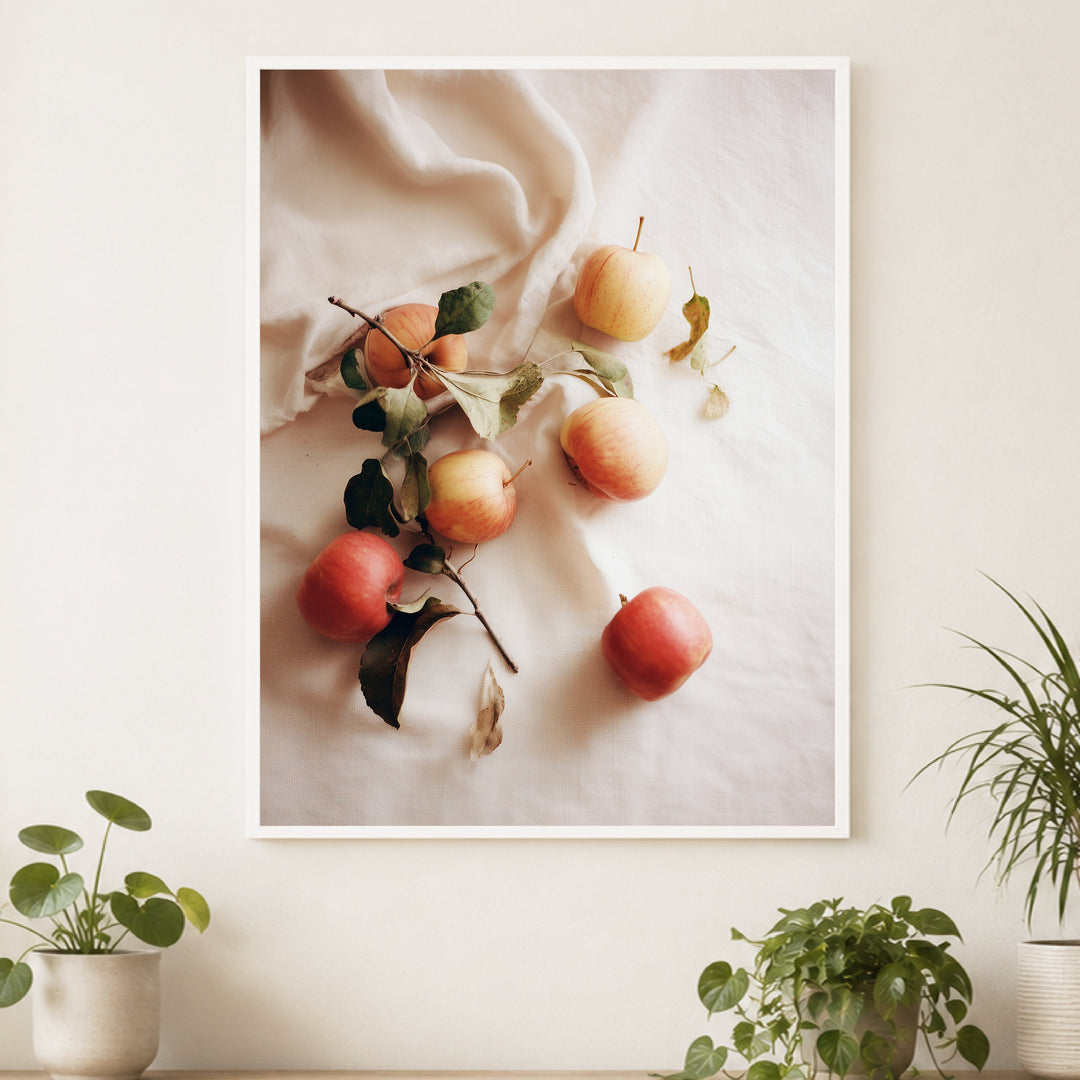 Äpfel auf weißem Leinen Poster – Weißer Rahmen – Produktfoto
