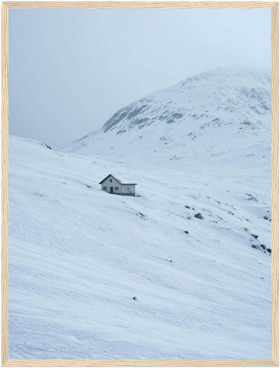Einsame Hütte im Schnee Poster – Holz natur Rahmen – Produktfoto