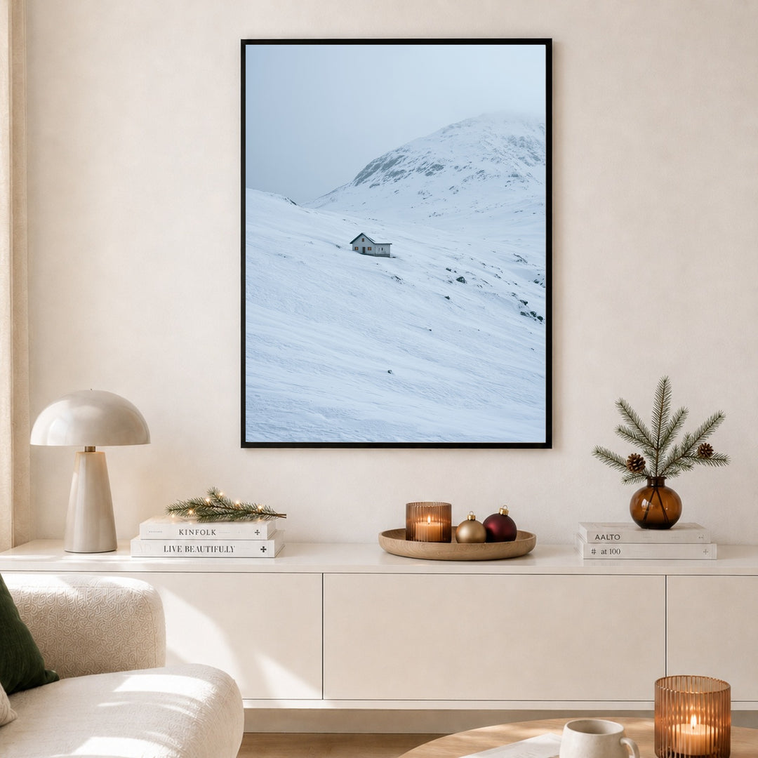 Einsame Hütte im Schnee Poster – Schwarzer Rahmen – Produktfoto