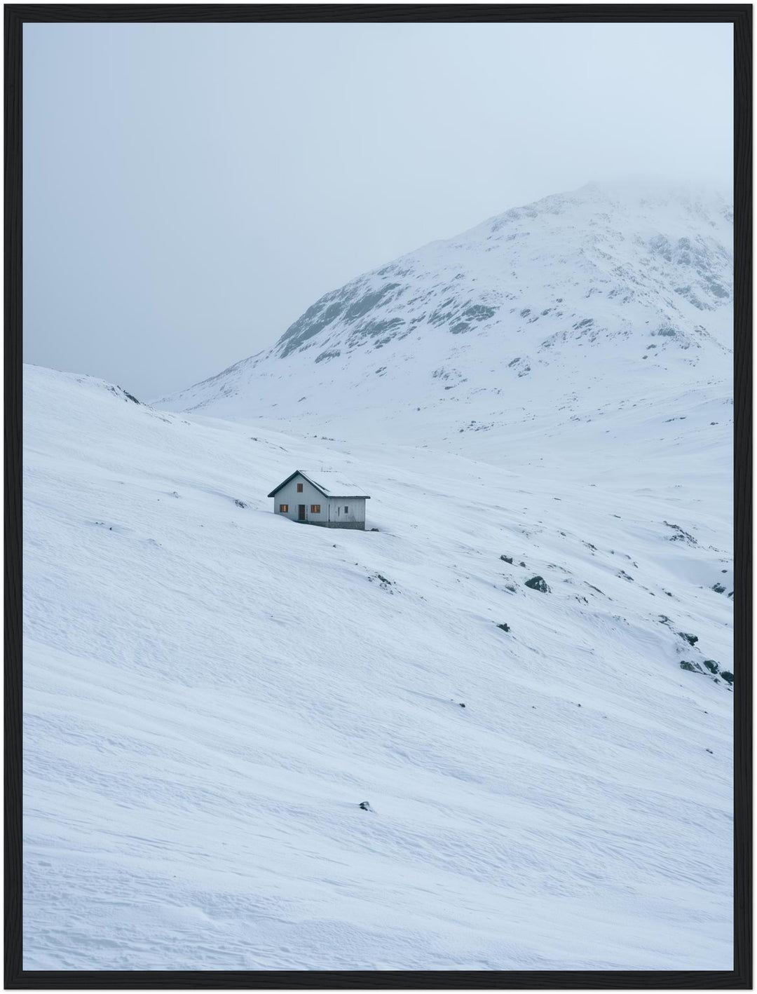 Einsame Hütte im Schnee Poster – Schwarzer Rahmen – Produktfoto