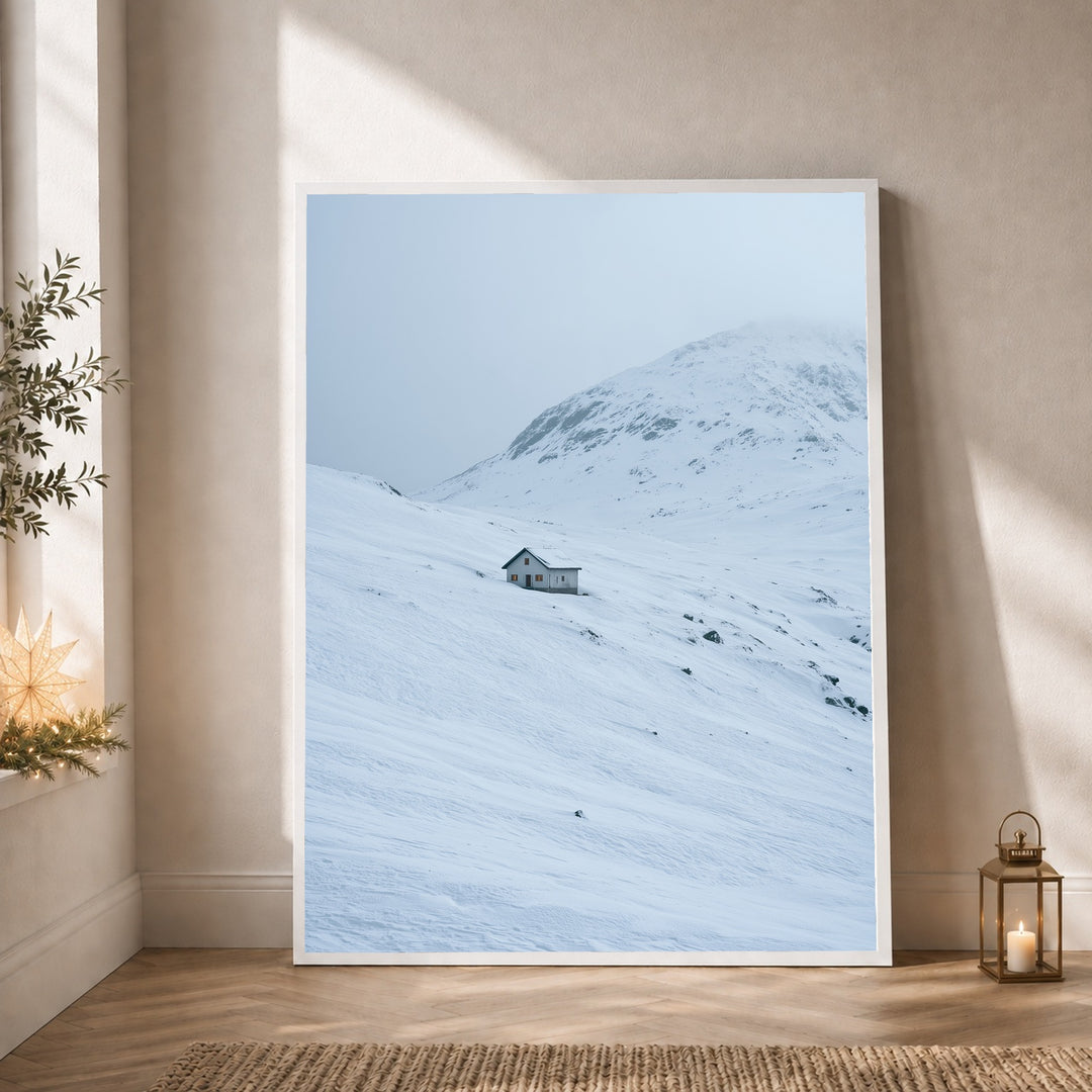 Einsame Hütte im Schnee Poster – Weißer Rahmen – Produktfoto