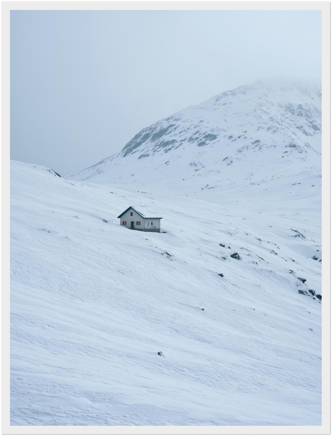 Einsame Hütte im Schnee Poster – Weißer Rahmen – Produktfoto