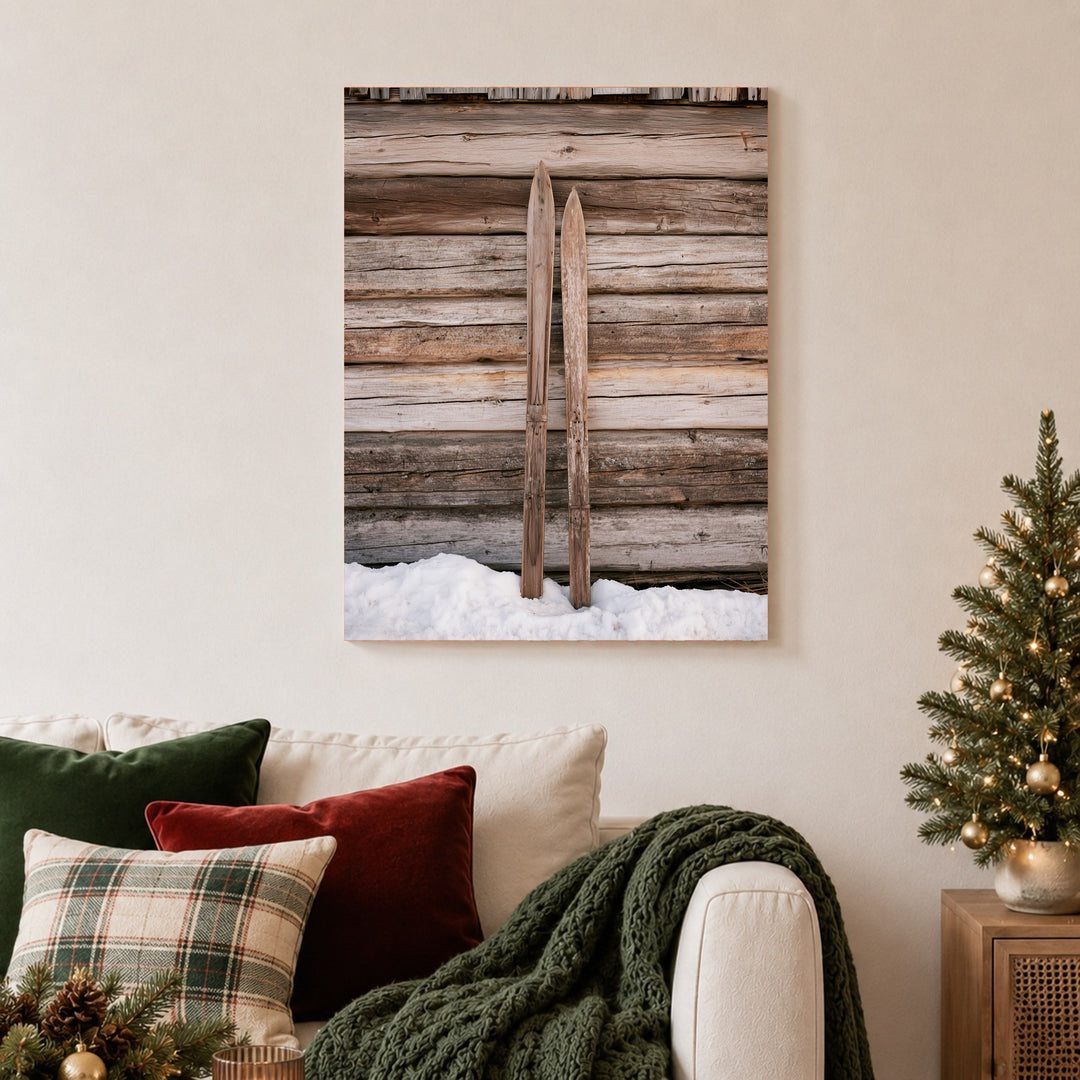 Alte Holzski im Schnee Poster – Ohne Rahmen – Produktfoto