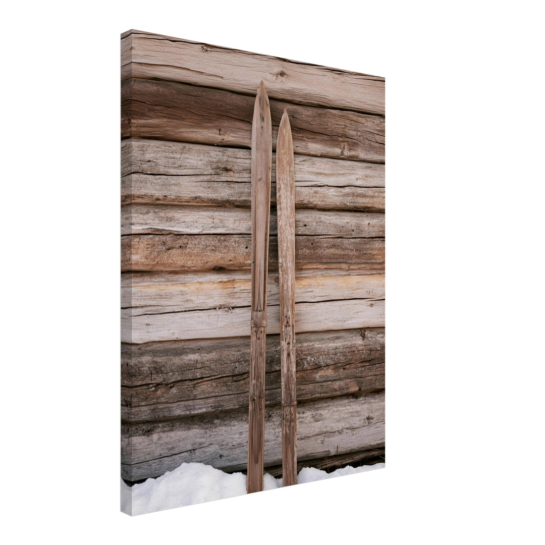 Alte Holzski im Schnee Leinwandbild – Schräge Ansicht – Produktfoto