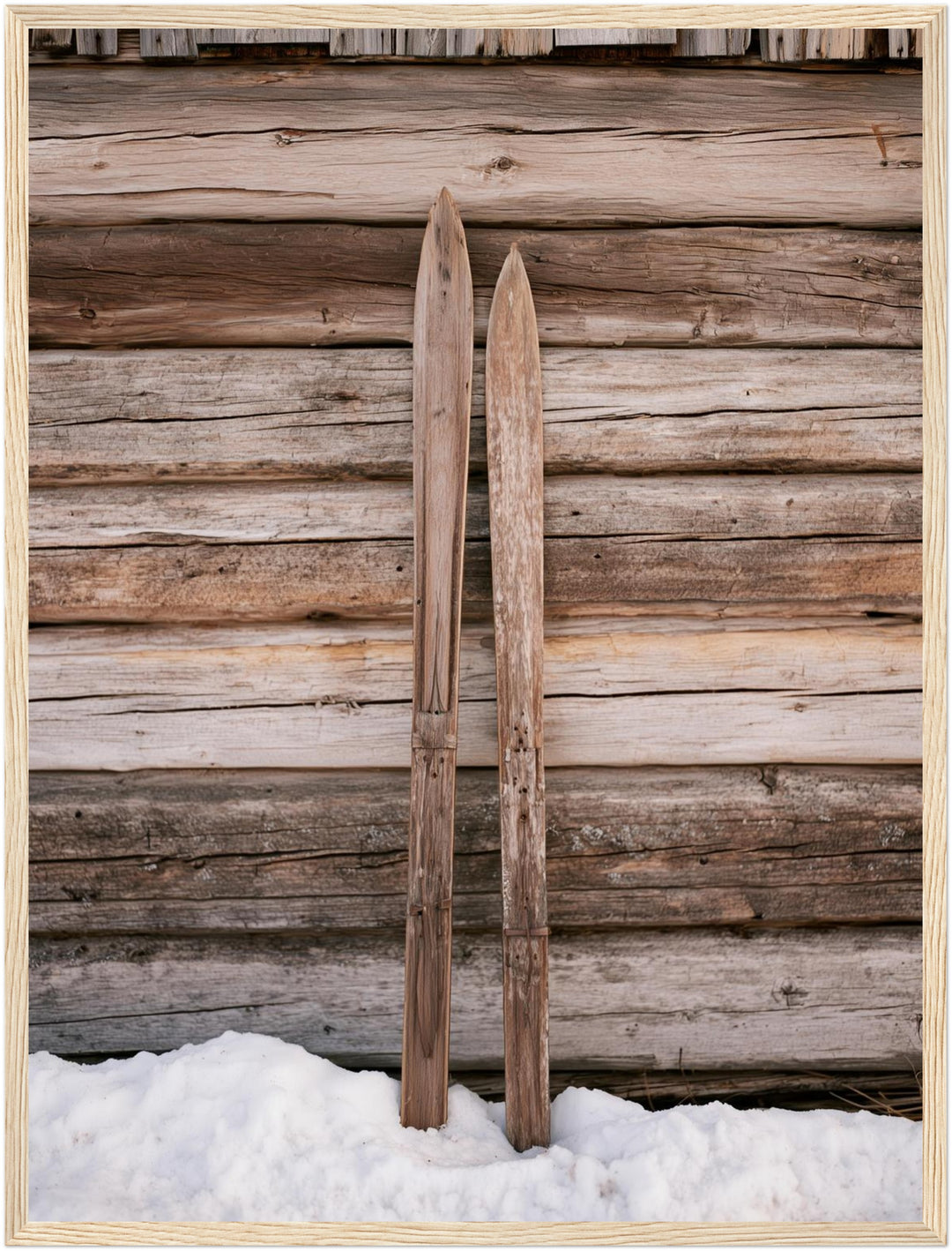 Alte Holzski im Schnee Poster – Holz natur Rahmen – Produktfoto