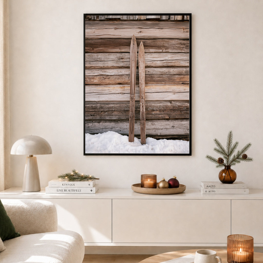 Alte Holzski im Schnee Poster – Schwarzer Rahmen – Produktfoto