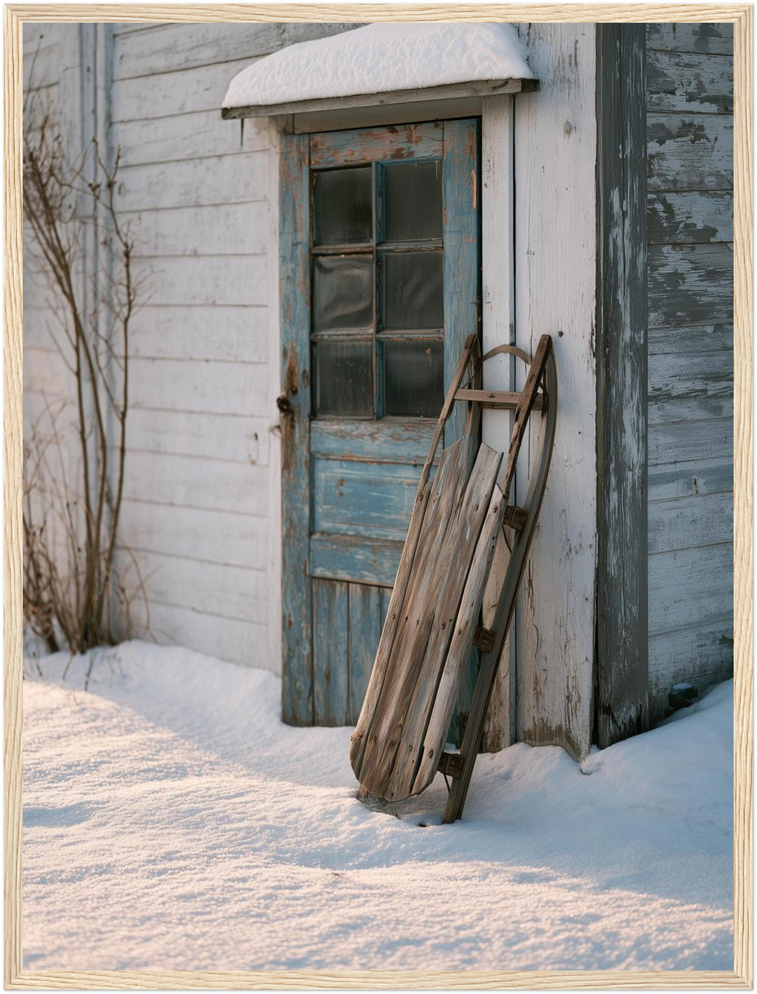 Alter Schlitten im Schnee Poster – Holz natur Rahmen – Produktfoto