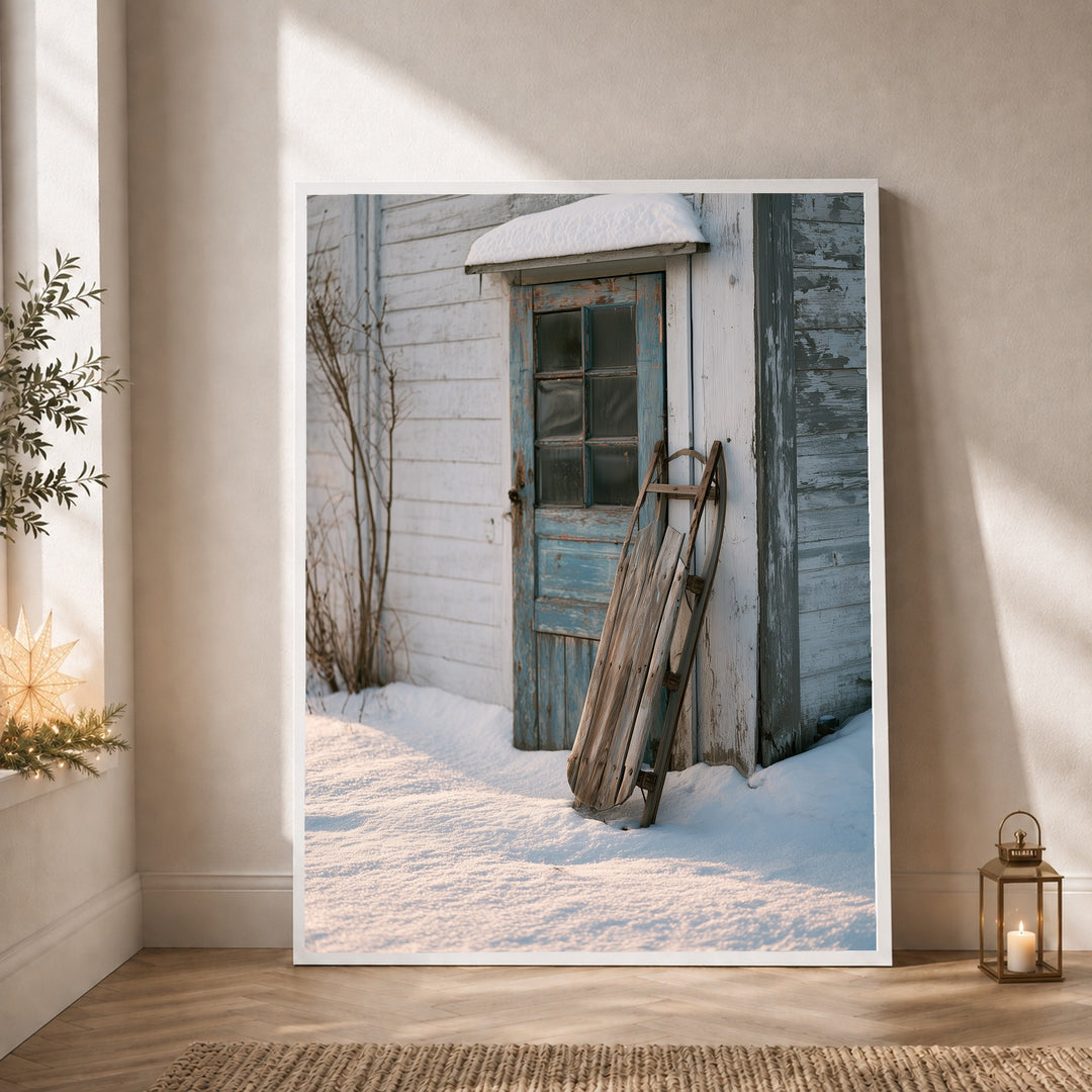 Alter Schlitten im Schnee Poster – Weißer Rahmen – Produktfoto