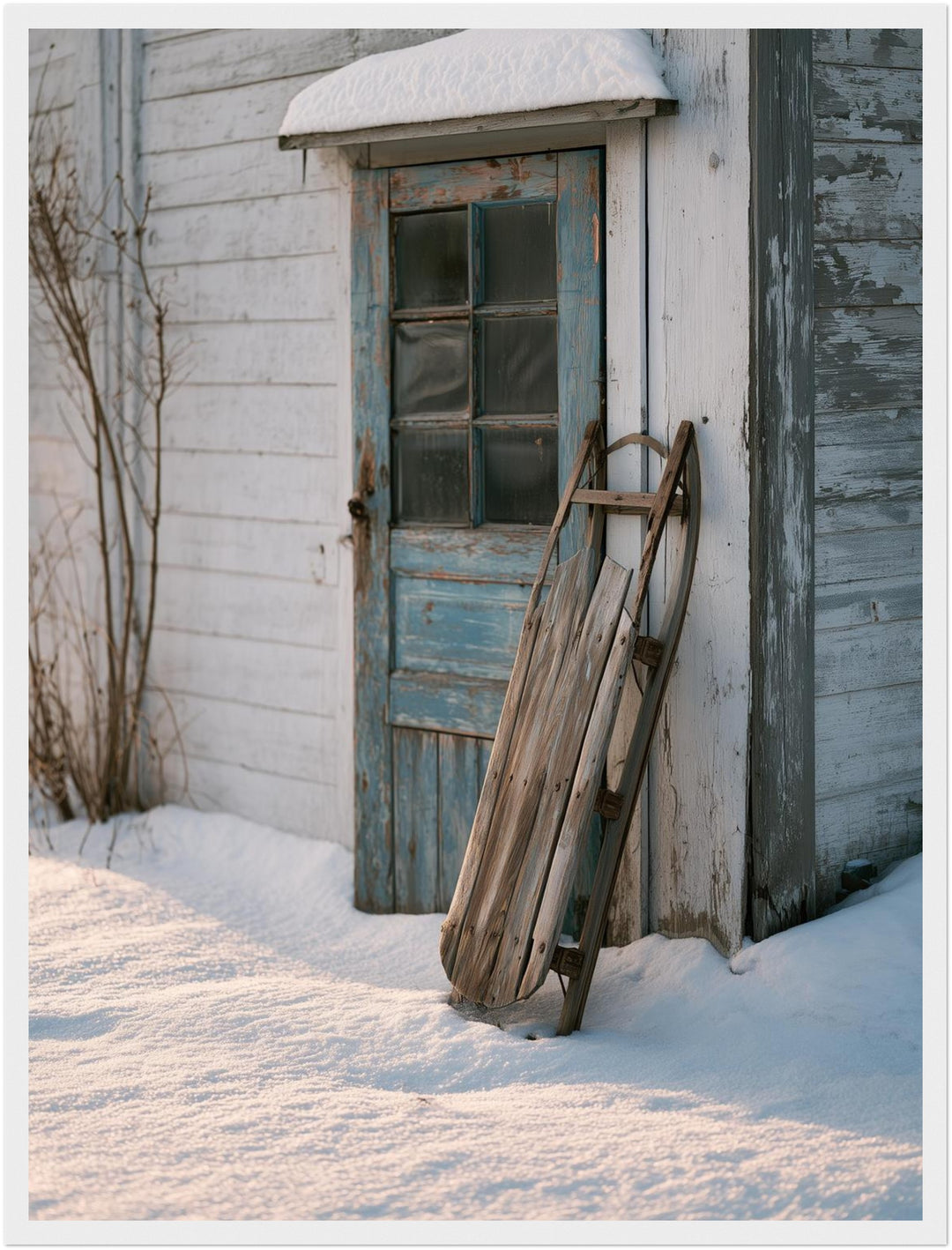 Alter Schlitten im Schnee Poster – Weißer Rahmen – Produktfoto