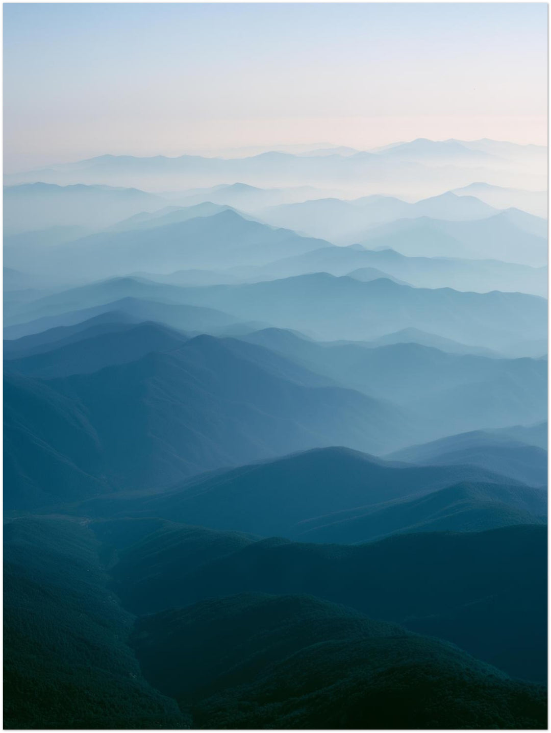 Blaue Bergwellen im Nebel Leinwandbild – Ohne Rahmen – Produktfoto