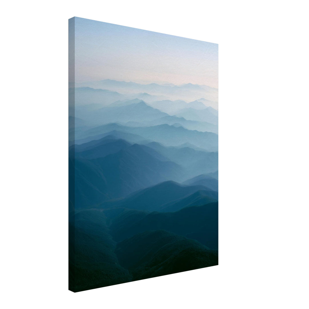 Blaue Bergwellen im Nebel Leinwandbild – Schräge Ansicht – Produktfoto
