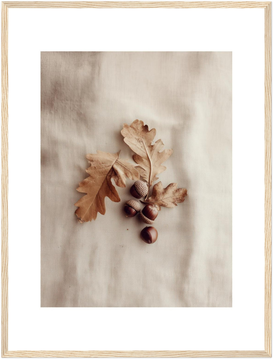 Eicheln auf Herbstblättern Poster – Holz natur Rahmen – Produktfoto