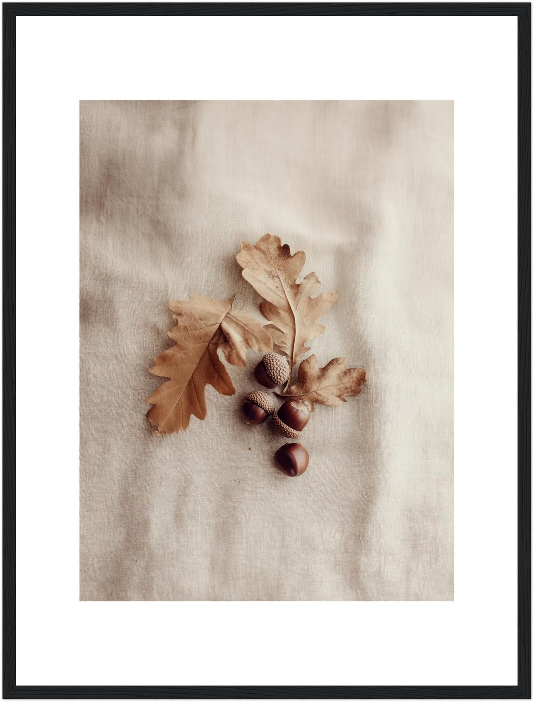 Eicheln auf Herbstblättern Poster – Schwarzer Rahmen – Produktfoto