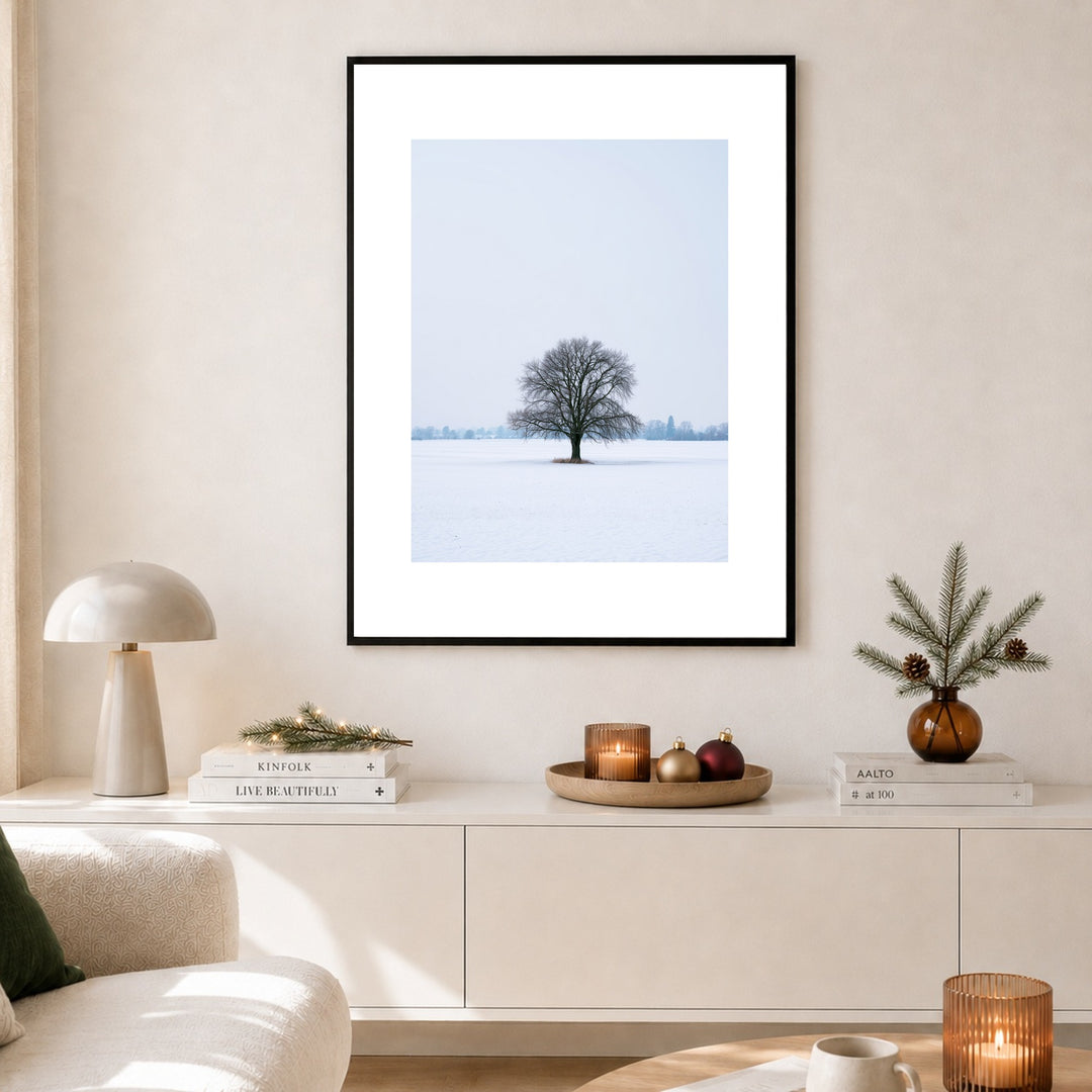 Einsame Linde im Schnee Poster – Schwarzer Rahmen – Produktfoto