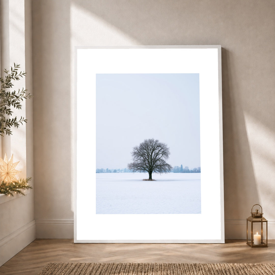 Einsame Linde im Schnee Poster – Weißer Rahmen – Produktfoto