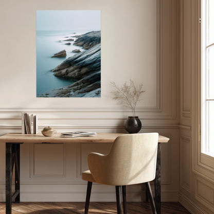 Felsige Küste im Nebel Poster